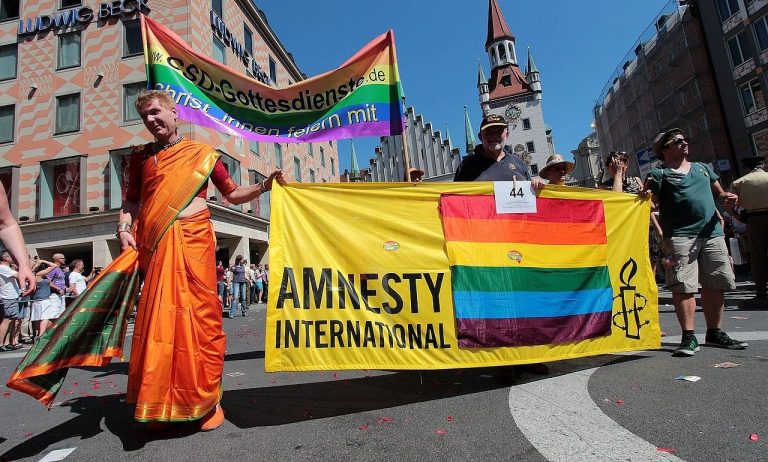Мова ворожнечі проти квір-людей на конвеєрі? Amnesty International застерігає від штучного інтелекту