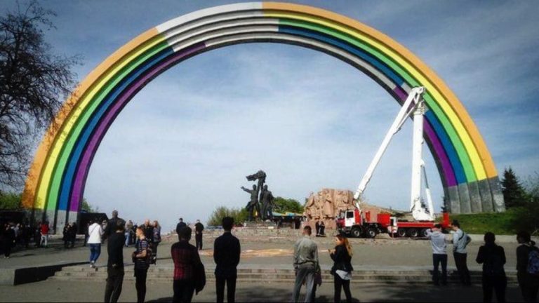 Залишити, демонтувати чи перетворити на символ ЛГБТ-спільноти: що думають кияни про колишню Арку дружби народів
