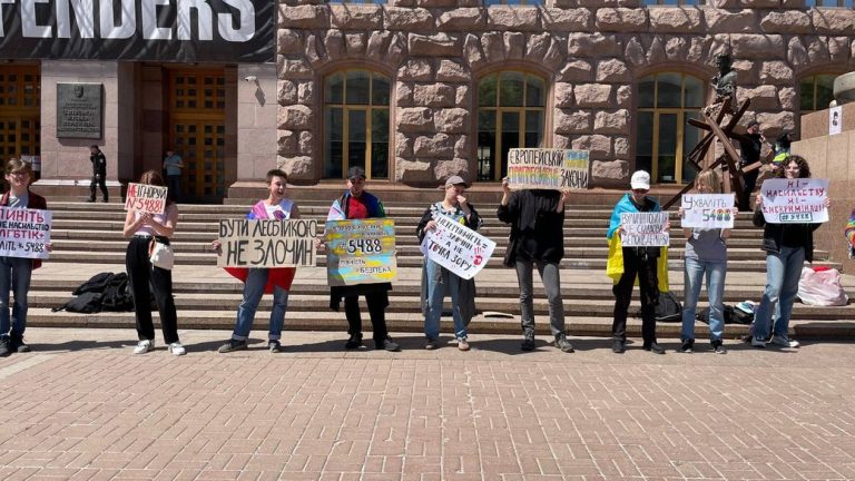 У центрі Києва відбулася акція проти гомофобії: чого вимагали учасники