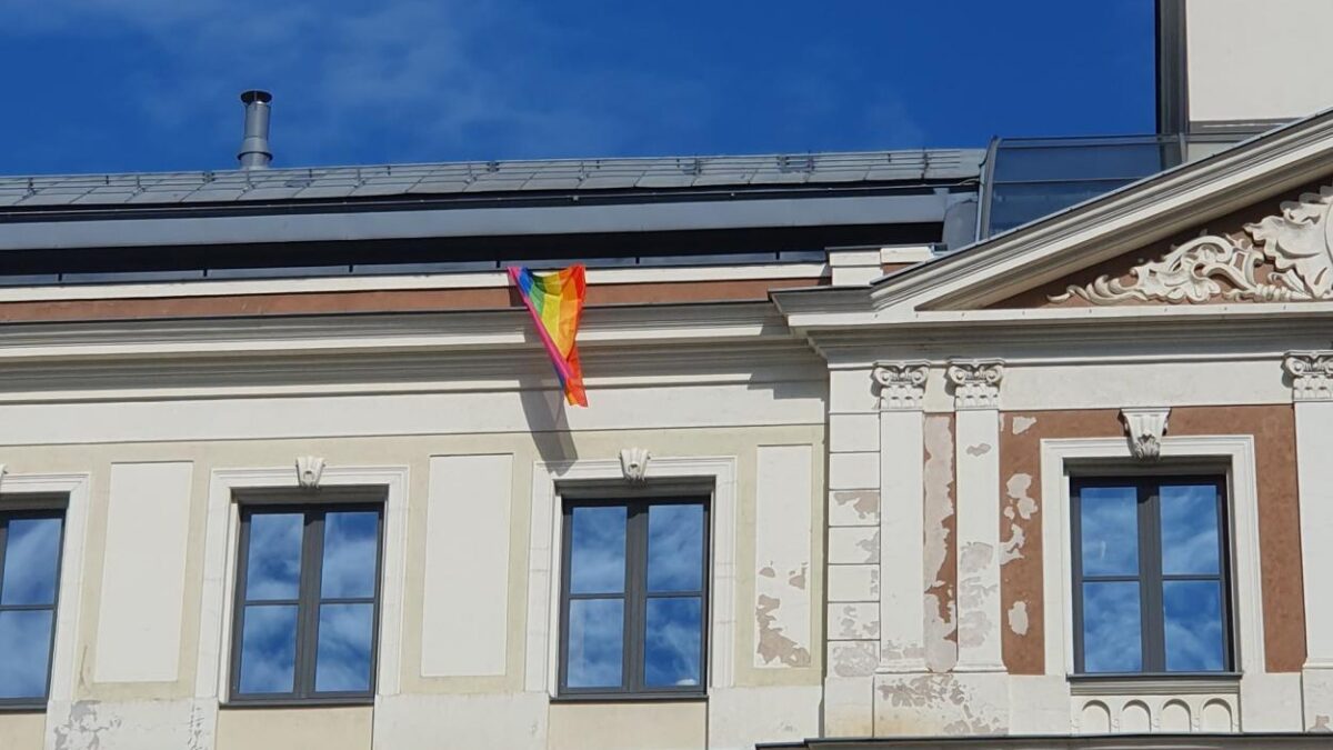 ЛГБТ-прапор на будівлі Ризької думи вивісили попри відмову коаліції