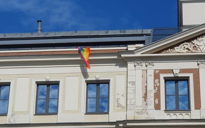 ЛГБТ-прапор на будівлі Ризької думи вивісили попри відмову коаліції
