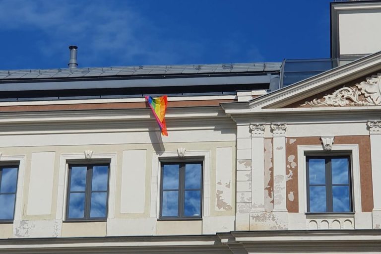 ЛГБТ-прапор на будівлі Ризької думи вивісили попри відмову коаліції