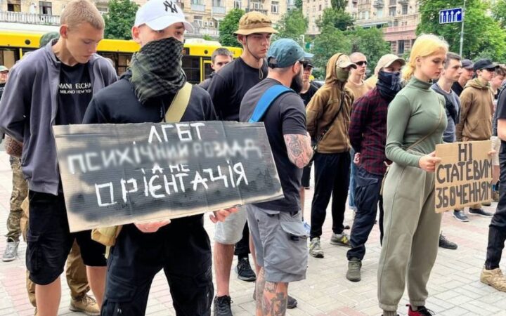 Група гомофобних підлітків сьогодні вийшла під стіни КМДА вимагати заборону Маршу Рівності