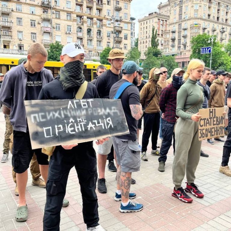 Група гомофобних підлітків сьогодні вийшла під стіни КМДА вимагати заборону Маршу Рівності