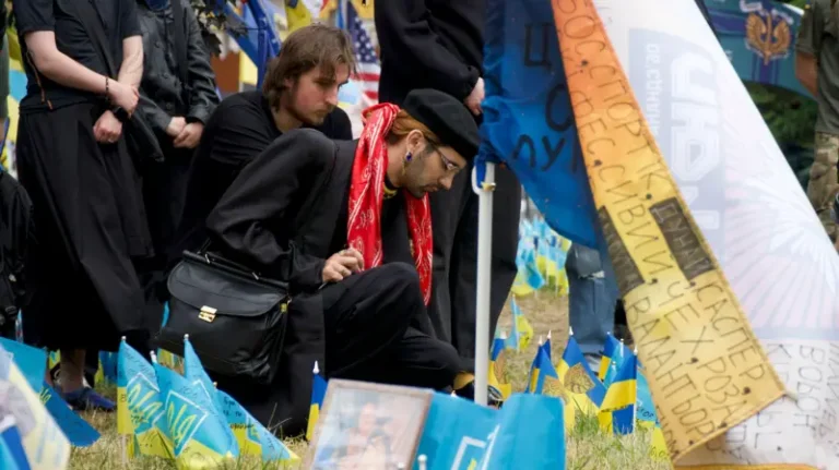 Я не чекатиму ще 30 років, бо можу не дожити. Як ЛГБТ-військові в Україні страждають від цькування