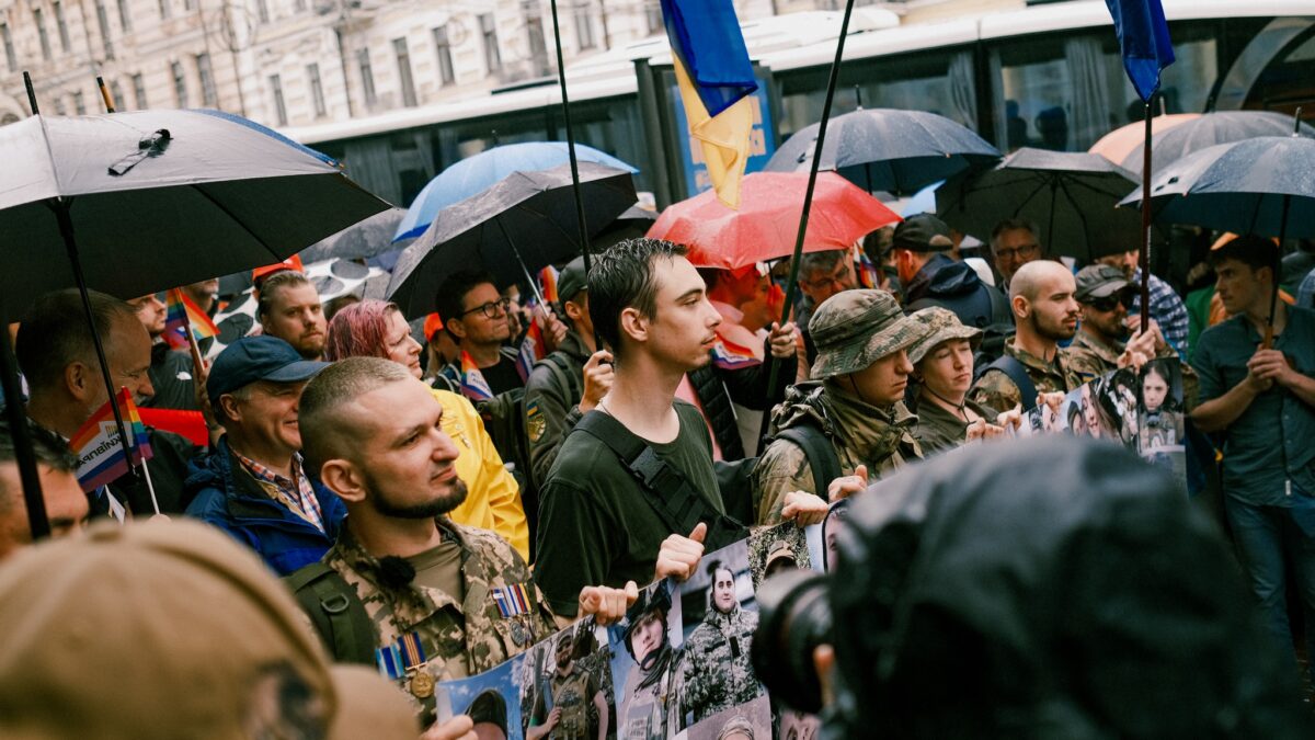 Близько тридцяти представників ЛГБТ+ військових, ветеранів та їхніх союзників вимагали рівних прав на ході КиївПрайд