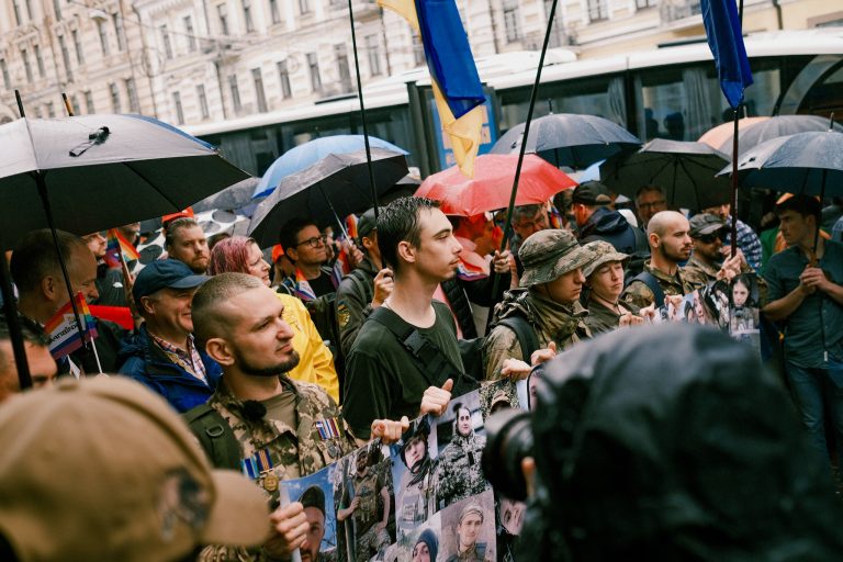 Близько тридцяти представників ЛГБТ+ військових, ветеранів та їхніх союзників вимагали рівних прав на ході КиївПрайд
