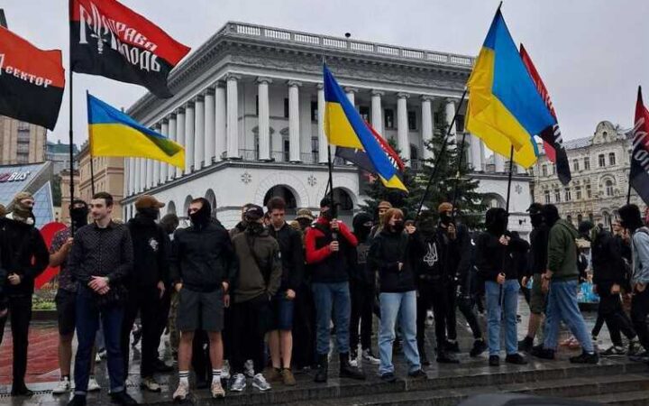 «Марш Рівності» у Києві: на Хрещатику зібралися прихильники “традиційних цінностей” із числа ультраправих