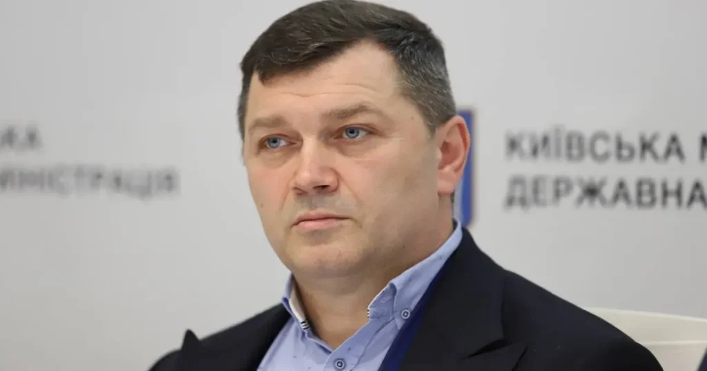 У Києві заступник Голови КМДА Микола Поворозник отримав так звану “червону картку” від гомофобного руху “Всі разом!”