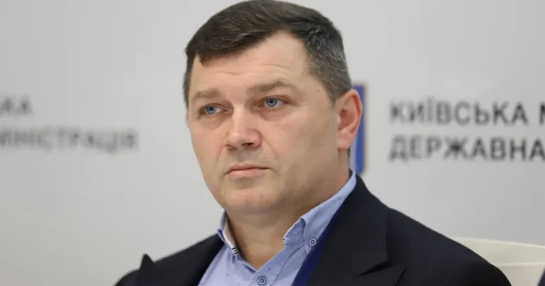 У Києві заступник Голови КМДА Микола Поворозник отримав так звану “червону картку” від гомофобного руху “Всі разом!”