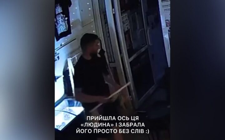 У київській кав’ярні “Інформатика” невідомий поцупив веселковий прапор: заклад придбав новий, втричі більший