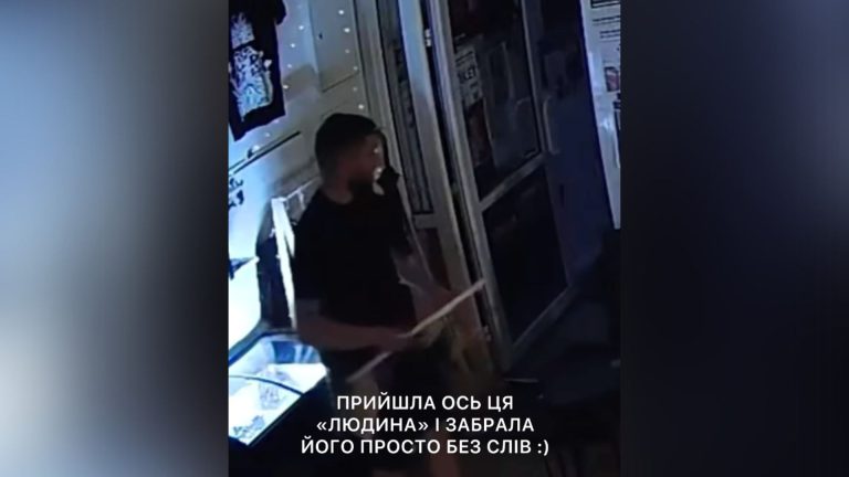 У київській кав’ярні “Інформатика” невідомий поцупив веселковий прапор: заклад придбав новий, втричі більший
