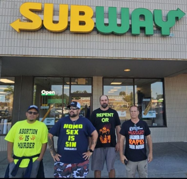 Працівниця Subway відмовилась обслуговувати вуличного проповідника у футболці, яка засуджує гомосексуальність