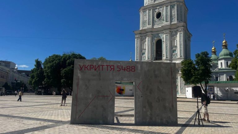 “Укриття від нетерпимості”: у Києві відкрили інсталяцію проти дискримінації