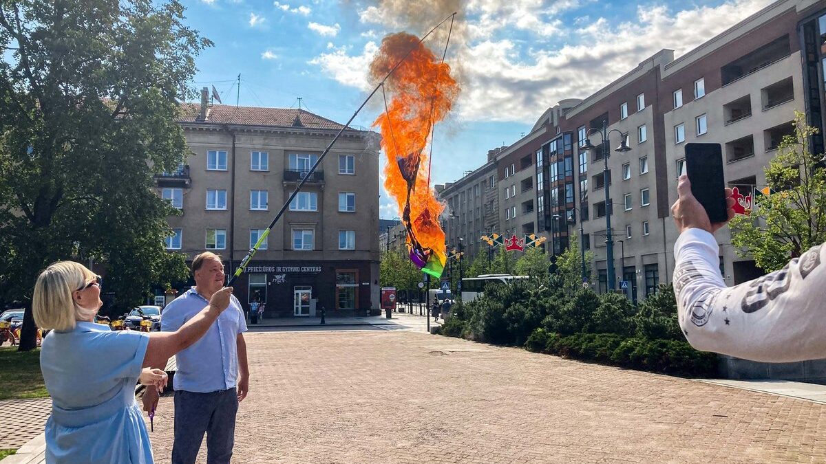 Біля Сейму Литви було спалено прапор ЛГБТ-спільноти