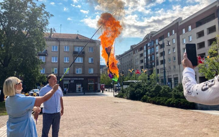 Біля Сейму Литви було спалено прапор ЛГБТ-спільноти