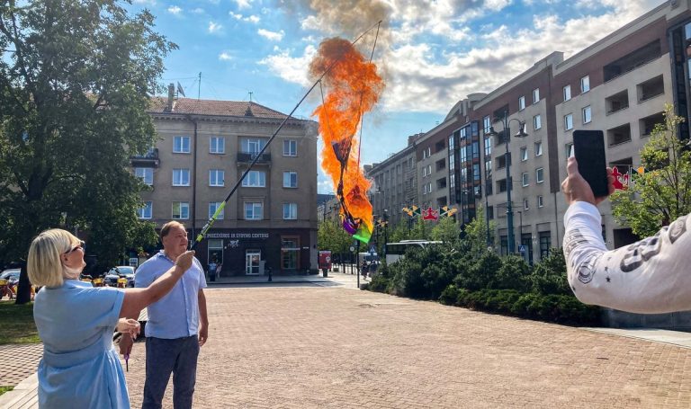 Біля Сейму Литви було спалено прапор ЛГБТ-спільноти