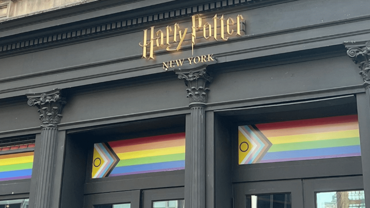 Магазин “Ґаррі Поттер” підняв транс-інклюзивний прапор Progress Pride