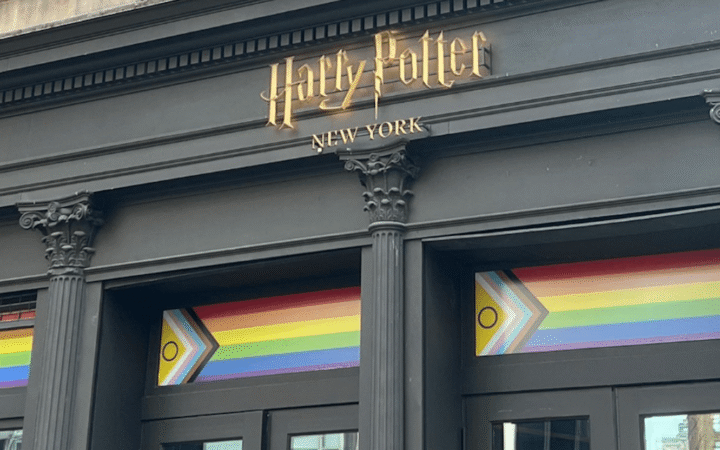 Магазин “Ґаррі Поттер” підняв транс-інклюзивний прапор Progress Pride
