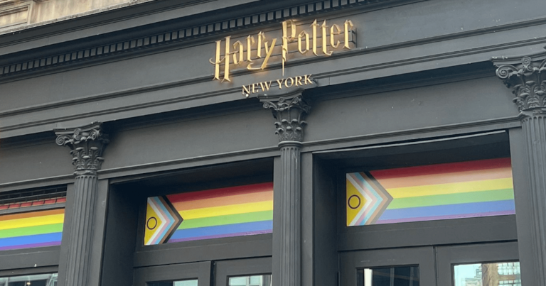 Магазин “Ґаррі Поттер” підняв транс-інклюзивний прапор Progress Pride