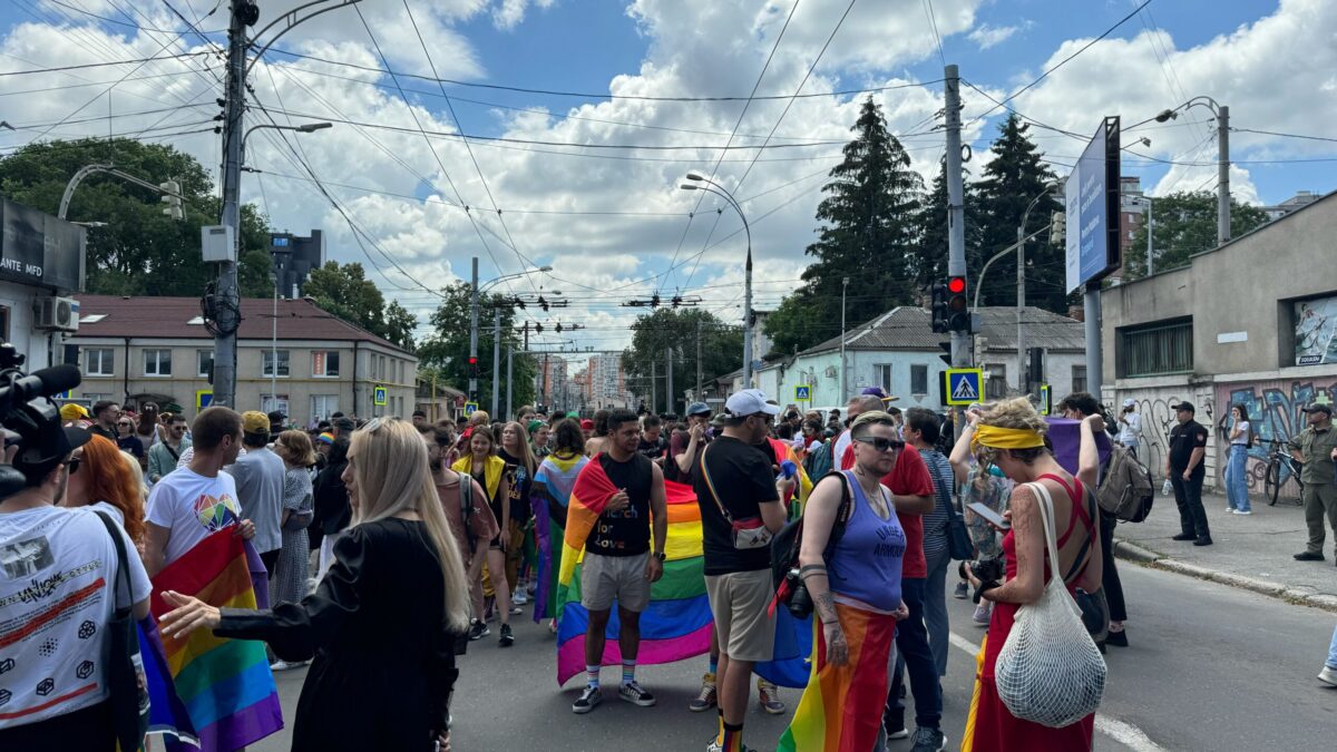 Плакати за Палестину на ЛГБТ-марші в Кишиневі. GenderDoc-M довелося роз’яснювати свою позицію