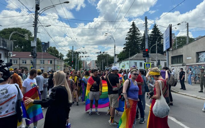 Плакати за Палестину на ЛГБТ-марші в Кишиневі. GenderDoc-M довелося роз’яснювати свою позицію