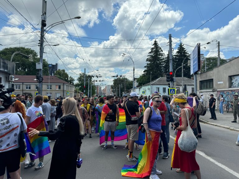 Плакати за Палестину на ЛГБТ-марші в Кишиневі. GenderDoc-M довелося роз’яснювати свою позицію