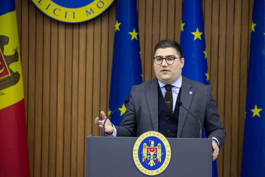 Прапор ЛГБТ на будівлях міністерств. Влада Молдови назвала фейком лист, надісланий чиновникам нібито від Єврокомісії