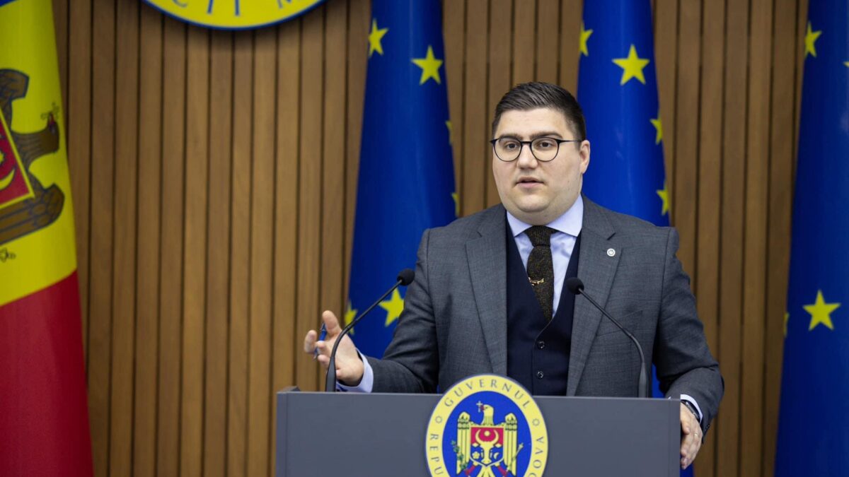 Прапор ЛГБТ на будівлях міністерств. Влада Молдови назвала фейком лист, надісланий чиновникам нібито від Єврокомісії