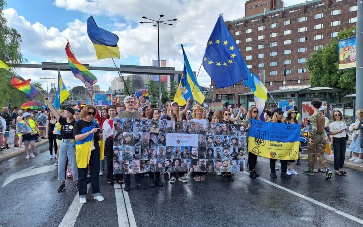 ЛГБТК військові та посол України Андрій Плахотнюк із дружиною очолили українську колону на цьогорічному Стокгольм Прайді