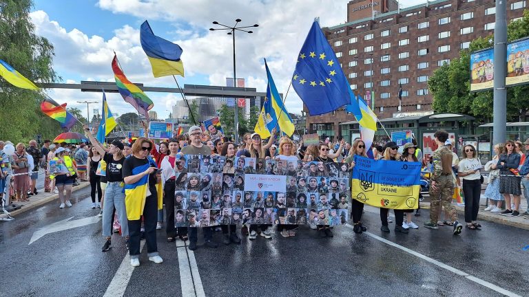 ЛГБТК військові та посол України Андрій Плахотнюк із дружиною очолили українську колону на цьогорічному Стокгольм Прайді