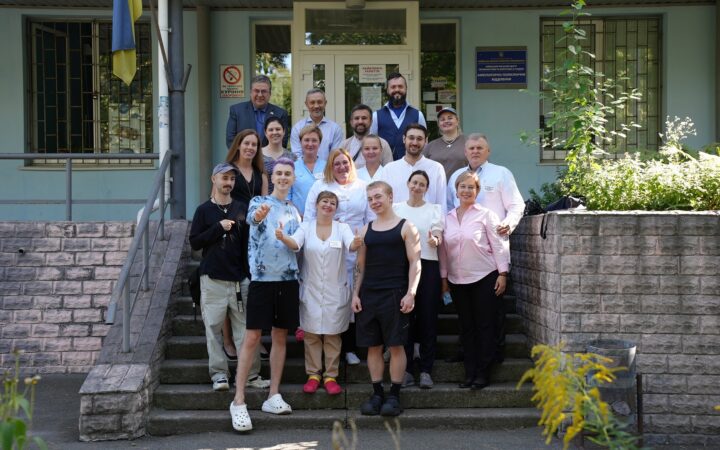 Перші два пацієнти в Україні отримали інноваційний препарат для доконтактної профілактики ВІЛ — каботегравір тривалої дії