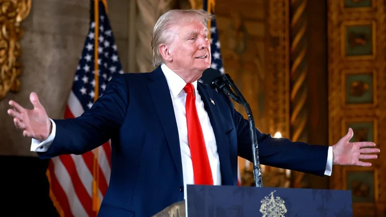 Трамп назвав Камалу Харріс і Тіма Вальца “важкими для трансгендерного світу” на божевільній прес-конференції