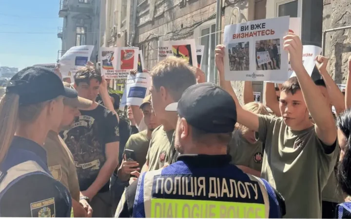 У центрі Харкова протестували проти проведення ХарківПрайду