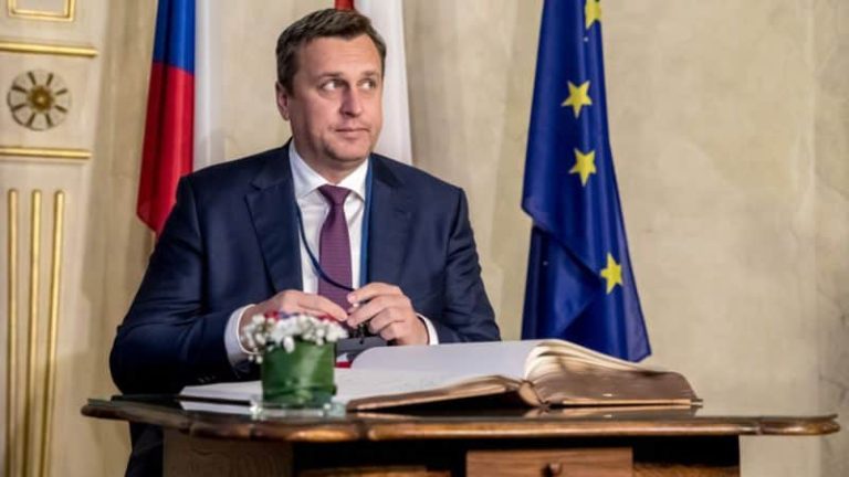 У Словаччині просувають заборону “гей-пропаганди” у школах попри опозицію міністра освіти і ЄС