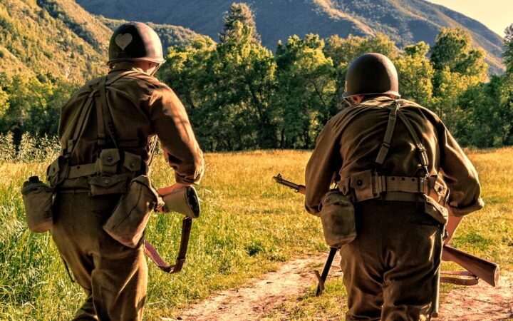 Любовні листи геїв-солдатів Другої світової війни надихнули на нову виставку, яка показує, що «любов ніколи не змінюється»