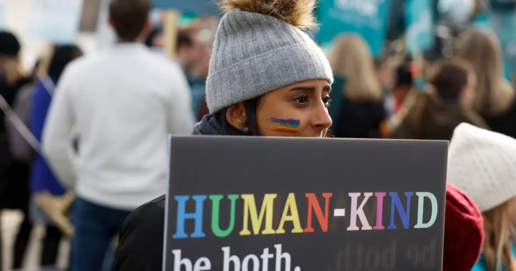 П’яний нападник, схиблений на насильстві, засуджений за ганебний напад на гея, який виходив з прайду