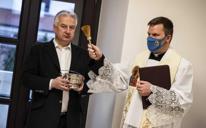 В Угорщині священника, який освячував кабінет Орбана, відсторонили за можливу участь в ЛГБТ-вечірках