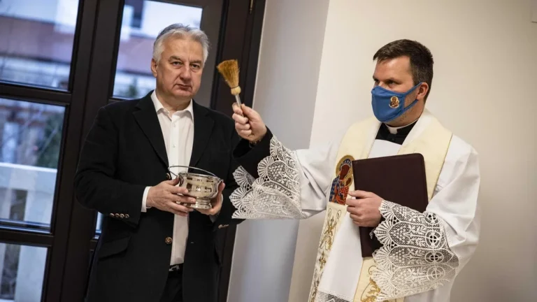 В Угорщині священника, який освячував кабінет Орбана, відсторонили за можливу участь в ЛГБТ-вечірках