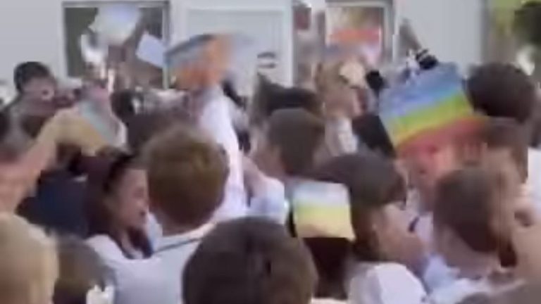 Керівництво ліцею в Кишиневі, Молдова, запідозрили в «пропаганді ЛГБТ» через святкування Дня миру. Що відповів директор