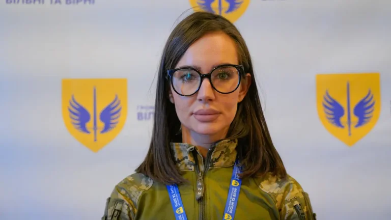 ЛГБТ-військовим досі важко на фронті — на що скаржаться жінки