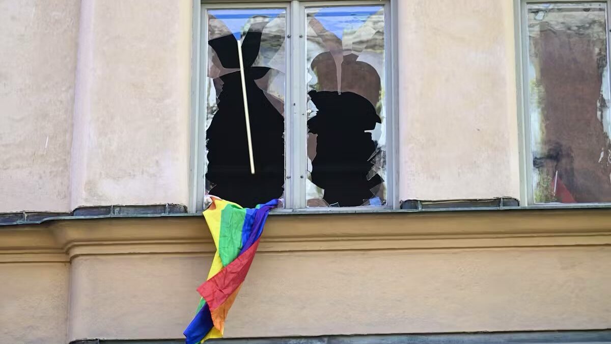 У Стокгольмі чоловік увірвався в будівлю посольства й вивісив ЛГБТ-прапор