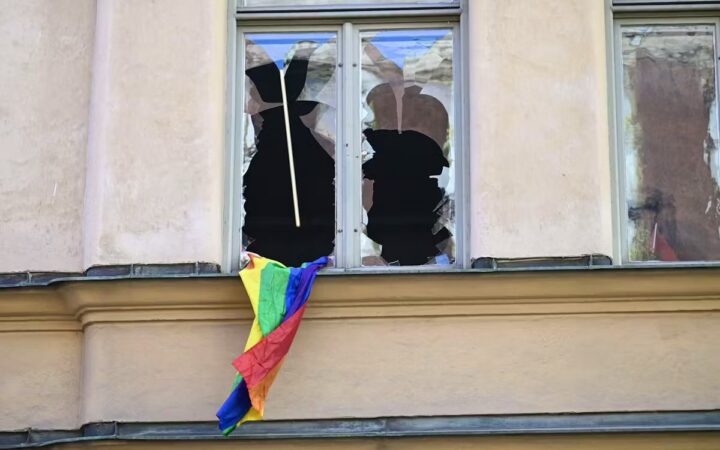 У Стокгольмі чоловік увірвався в будівлю посольства й вивісив ЛГБТ-прапор