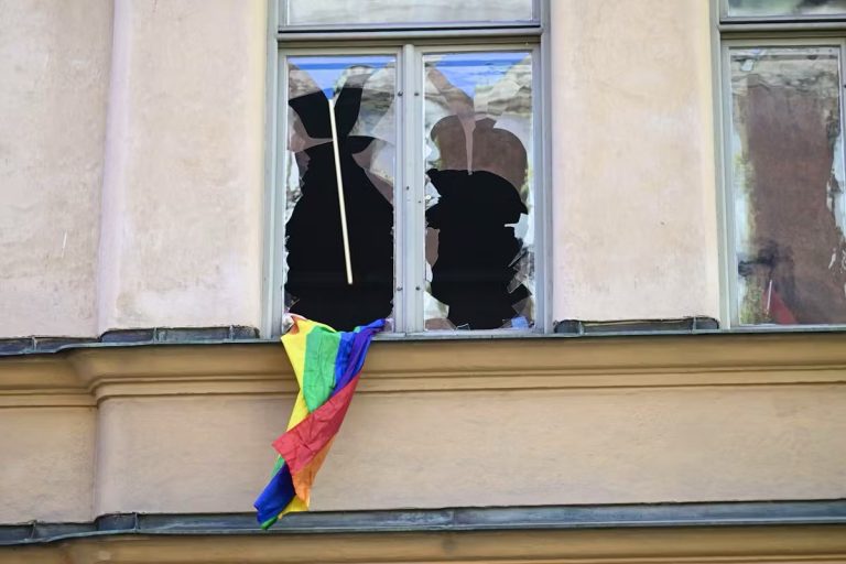 У Стокгольмі чоловік увірвався в будівлю посольства й вивісив ЛГБТ-прапор