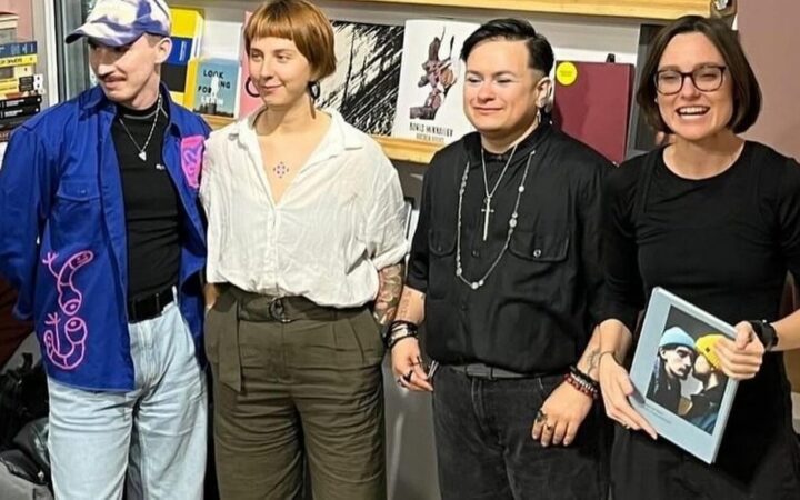 Всі будуть мати 15 хвилин хейту: як пройшла презентація книги про квір-українців попри погрози книгарні “Збірка”