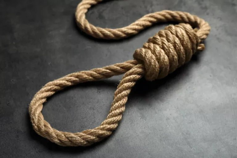 Батько накинув зашморг на шию дитині після того, як запитав, чи не гей він. Його заарештували.