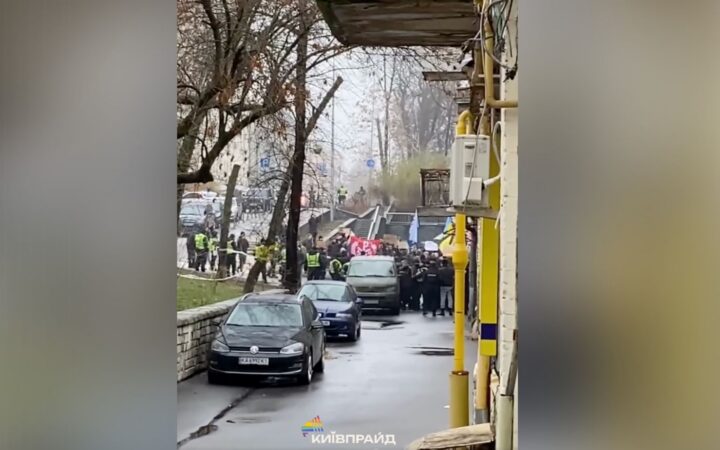У Києві невідомі зірвали захід “КиївПрайду”: вони нападали на правоохоронців та кидали димові гранати