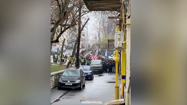 У Києві невідомі зірвали захід “КиївПрайду”: вони нападали на правоохоронців та кидали димові гранати