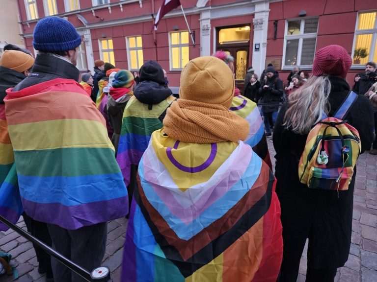 Біля Сейму Латвії піснями протестували проти мови ненависті