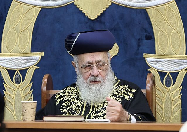 Рабин Йцхак Йосеф: «Небеса не підтримують закон про призов через Аміра Охану», який є відкритим геєм
